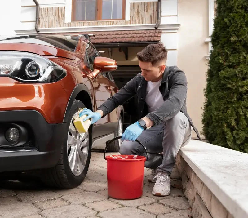 Lavage auto à domicile La Chapelle-d'Angillon : professionnel intervenant sur un véhicule